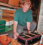 Dani Müller musste sein Abschiedsgeschenk quer durch die Bitzgi-Räume suchen: Er darf bei und mit Roman Wirth einen Kunstgegenstand schaffen. (Bild: Andrea Häusler)