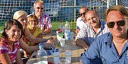 Am Fussballmatch (von links): SVP-Ortsparteivertreter Karin Thurnheer und Désirée Ketterlé, Gemeinderat Peter Haas mit Tochter, zwei Vertreter der Integrationskommission St. Margrethen, FC-St. Margrethen-Präsident Natal Schnetzer. Nicht auf dem Bild zu sehen ist Hanspeter Wöhrle, Integrationsbeauftragter. (Bild: pd)