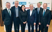 Dominik Meli (Zweiter von rechts), Präsident des St. Galler Turnverbandes, hiess namhaften Besuch willkommen (von links): Patrik Baumer, Leiter Amt für Sport, Karl Brändle, Gemeindepräsident von Bütschwil-Ganterschwil, Imelda Stadler, Gemeindepräsidentin von Lütisburg, Walter Müller, Nationalrat, und Stefan Kölliker, Regierungsrat. (Bilder: Beat Lanzendorfer)