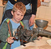 Roger staunt über eine alte Maschine, mit der Äpfel geschält wurden. (Bild: Picasa)