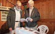 Druckfrisch vorliegend und bereits im Buchhandel erhältlich: das Toggenburger Jahrbuch 2018. Redaktionsmitglied und Autor Anton Heer, Flawil (links), und Verleger Marcel Steiner sind mit dem Ergebnis durchwegs zufrieden. (Bild: Andrea Häusler)