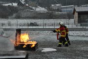 Ein Feuer zu löschen will gelernt sein. (Bild: Sabine Schmid)