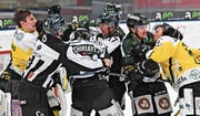 Die Thurgauer Toms Andersons (ganz links) und Cam Braes (ganz rechts) geraten im ersten Playoff-Spiel vor dem Oltner Tor in eine Schlägerei. (Bild: Urs Lindt/Freshfocus)