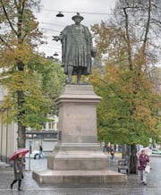 Ist das Vadian-Denkmal schuld daran, dass Gallus im Himmel weinen muss und es zur Olma-Zeit in St. Gallen oft regnet? Eine Lokalzeitung vermutete das 1902. (Bild: Samuel Schalch)