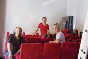 Zwischen den Stühlen: Ein Teil des neuen Theaterkollektivs, Pierre Massaux, Nathalie Hubler und Thomas Fuhrer. (Bild: Urs Jaudas)