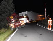 Der Sattelzug hatte zu wenig Platz. (Bild: Kapo SG)