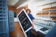 Noch sind die Regale leer: Geschäftsführerin Rika Schneider legt im Bäckereiladen Äss-Bar an der Lämmlisbrunnenstrasse letzte Hand an. (Bild: Ralph Ribi)