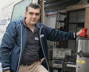 In der mobilen Werkstatt hat der Schreiner Zlatko Mijatovic alles dabei. (Bild: Julian Stiefel)