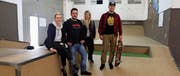 In der renovierten Skatehalle (von links): Gemeinderätin und Jugendbeauftragte Yvette Werner, Martin Fröwis, Miriam Stoffel (Liegenschaftsverantwortliche Gemeindeverwaltung Widnau) und Dominik Chedid. (Bild: Susi Miara)
