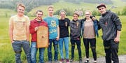 Der Jungschützenkurs Wildhaus mit seinem Leiter Stefan Steiner – in der Mitte Tagessiegerin Rutz Angela, Laad-Nesslau. (Bild: pd)