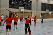 Martina Fauser (rechts) und die Red Ants führen auf Anregung des Mentaltrainers ein spezielles Aufwärmprogramm durch. (Bild: Timon Kobelt)