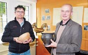 Museumsleiter Claudio Senn und Kommissionspräsident Lothar Bandel mit Nachbildungen der Gefässe, die aus 3000 Jahre alten Scherben rekonstruiert wurden, die man am Montlinger Begli gefunden hat. Hinten der über 500 Jahre alte Turmhahn der Montlinger Kirche. (Bild: Max Tinner)
