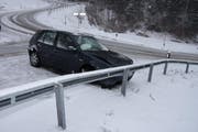 Das Auto prallte frontal in eine Leitplanke. Der Totalschaden des Autos beträgt rund 4'000 Franken. (Bild: Kapo SG)