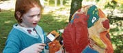 «Grotto Glatto... zum staubigen Hund» nennt sich die Flawiler «Eventlocation» auf Zeit. Kinder machten den staubigen zum bunten Hund. (Bilder: Andrea Häusler)