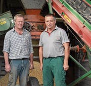 Maschinist Sepp Oeler (links) und Präsident Sepp Willi müssen Abschied von der Grastrocknungsanlage nehmen. Am Donnerstag war der letzte Betriebstag vor der endgültigen Schliessung. (Bild: Monika von der Linden)