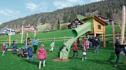 Die Kinder zögern nicht lange, die Spielgeräte auf dem neuen Spielplatz in Wildhaus auszuprobieren. (Bild: Chiara Weber)
