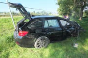 Der Autofahrer und seine Beifahrerin kamen mit leichten Verletzungen davon. Das Auto erlitt Totalschaden. (Bild: Kapo SG)