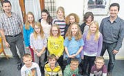 Die neuen Jungmusikanten und Junior-Band-Mitglieder mit den Dirigenten Patrick Bichler und Daniel Gebert. (Bild: pd)