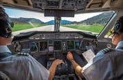 Blick ins Cockpit einer Maschine bei der Landung auf dem Flughafen Lugano-Agno. (Bild: Samuel Golay/Keystone (20. März 2015))