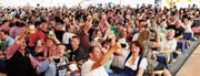 Sonnenbräu-Fans bis zum Horizont. Und alle sind zufrieden mit der Arbeit des Vereinsvorstands: «Prooooscht!» (Bild: Max Tinner)