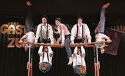 Aktive: Bodenständige STV-Turner zu «Ewigi Liebi» am Barren. (Bilder: Max Pflüger)