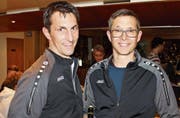 Die neuen Ehrenmitglieder Jörg Schmid (links) und Sämi Eugster (rechts) im neuen Vereinstrainer. (Bild: pd)