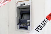 Der Sachschaden am Raiffeisen-Bancomat im Zentrum Rorschachs beläuft sich auf mehrere tausend Franken. (Bild: Rudolf Hirtl)