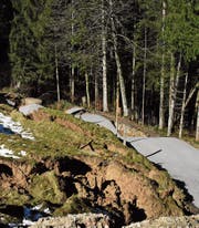 Für die Anwohner des Gebietes Rumpf in Wattwil gab es für längere Zeit kein Durchfahren mehr. Metertief rutschte die Rumpfstrasse Anfang März ab und und musste aufwendig saniert werden. (Bild: Urs M. Hemm)