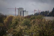 Die Fachhochschule und das Rathaus (rechts) in St.Gallen (Bild: Benjamin Manser)