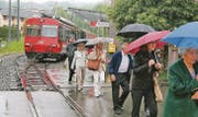Aktionäre aus Appenzell und St. Gallen erreichten den GV-Ort bequem im Sonderzug. Ab dem Bahnhof Altstätten Stadt brauchten die Gäste allerdings den Regenschirm. (Bild: Max Pflüger)