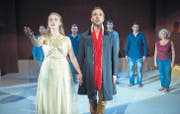 Mario Pacchioli als Beethoven, neben ihm Fabienne Welte, die kurz in die Rolle der unsterblichen Geliebten des Komponisten schlüpft. (Bild: Ralph Ribi)