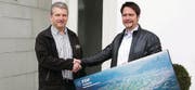 Der überraschte Fritz Gois erhält die Ehrung von Michael Jäger (r.). (Bild: pd)