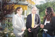 In einer lebhaften Diskussion vor der gestern zertifizierten Traumatherapie-Station Waldegg: Elisabeth Möller, Chefärztin im Zentrum für Psychotherapie und Psychosomatik, Oberarzt Matthias Kollmann und Stationsleiterin Zeljka Slijepcevic. (Bild: Simon Dudle)