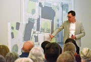 Präsident Pascal Bossart erörtert die wichtigsten Details zur Neugestaltung der Kirchenumgebung. (Bild: Christoph Heer)
