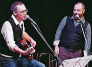 Mit musikalischer Kompetenz und wortgewaltiger Präsenz blödelte das Duo Küttelbenz (Patrick Benz, links, und Richi Küttel) über die Arbeit mit der Arbeit. (Bild: Ulrike Huber)