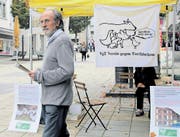 Tierschützer Erwin Kessler (Bild rechts) versuchte mittels einer Standaktion auf seine Anliegen aufmerksam zu machen. Nur wenige Leute liessen sich aber auf Diskussionen ein. (Bilder: Ramona Cavelti)