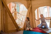 Im öffentlichen Teil der Jufa-Hotels wird auch ein Spielbereich für die ganze Familie angeboten. Im Bild spielen Mädchen im Spielhaus des Indoorspielbereichs im Jufa-Hotel Stubenbergsee. (Bild: PD)