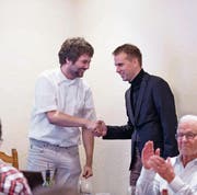 Dirigent Christoph Mauerhofer (links) verlässt den Kirchenchor. An der Hauptversammlung begrüsst er Roman Stahl als seinen neugewählten Nachfolger. (Bild: PD)