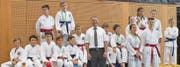 Die Altstätter Karatekas kehrten «schwer» beladen mit Edelmetall nach Hause zurück – in der Mitte ihr Trainer Mislim Imeroski. (Bild: pd)