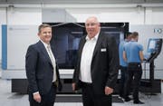 Kellenberger-Chef Urs Baumgartner (links) und Verwaltungsrat Jürg Kellenberger vor einer brandneuen Schleifmaschine. (Bild: Ralph Ribi,)