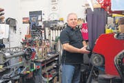 Von Istanbul über Wattwil nach Zürich: Der Schuhmachermeister Ferit Kocoglu hat schon vielerorts Schuhe auf Vordermann gebracht. (Bild: Matthias Giger)