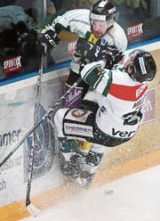Verteidiger Mike Küng zeigt im Playoff gegen Oltens Devin Muller vollen Einsatz. (Bild: Mario Gaccioli)