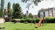 Zwei fast benachbarte Rheinecker Gebäude kommen in den Genuss von Lotteriefonds-Geldern: der Löwenhof (links) ebenso wie das Alte Schulhaus an der Thalerstrasse 10 (rechts, mit Baugerüst). In der Mitte ist die katholische Kirche zu sehen. (Bilder: Gert Bruderer)