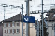 Beim Bahnhof Wil prügelten sich am Samstag Zürcher und Lustenauer Fussballfans. (Bild: Michel Canonica)