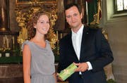 Désiré Gasser (WMS 4E) aus Rebstein hat mit der Note 5,6 als beste Schülerin des Jahrgangs die Berufsmatura abgeschlossen. Marcel Rzeplinski verleiht ihr den Anerkennungspreis des Ehemaligenvereins.