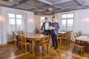 Die Co-Präsidenten der IG Schloss Dottenwil, Peter Lorenz und Werner Hagmann (rechts), in einer der auf Hochglanz polierten Schloss-Stuben.Stolz blättern die beiden im «Landliebe»-Buch «Sonntags geöffnet», wo dem Schloss vier Seiten gewidmet sind. (Bild: Urs Bucher)