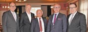 Die Regierungsräte Bruno Damann (links) und Benedikt Würth (rechts) feierten zusammen mit Plaston-CEO Alexander Gapp, Verwaltungsrat Roland Frei und Verwaltungsratspräsident Jörg Frei (Mitte, von links).