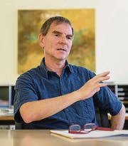 Peter Jans in seinem Büro an der St. Leonhard-Strasse. (Bild: Hanspeter Schiess)