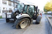 Der Traktor wurde von seinem 20 Tonnen schweren Anhänger über den Randstein geschoben. (kapo sg)