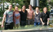 Fürs Foto gingen sie noch einmal freiwillig ins Wasser, die frisch Gegautschten (v. l.) Joel Wagner, Alessia Ferrari, Görkem Saydan, Dario Pizzingrilli, Carmen Sieber und Matthias Rohrer.